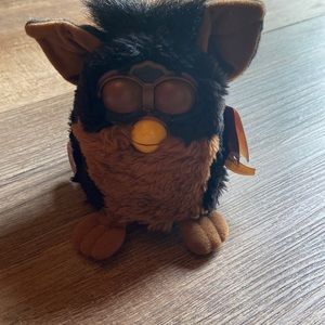 Vintage ,  with tag 1999 brown and black furby  with blues eyes. Tiger